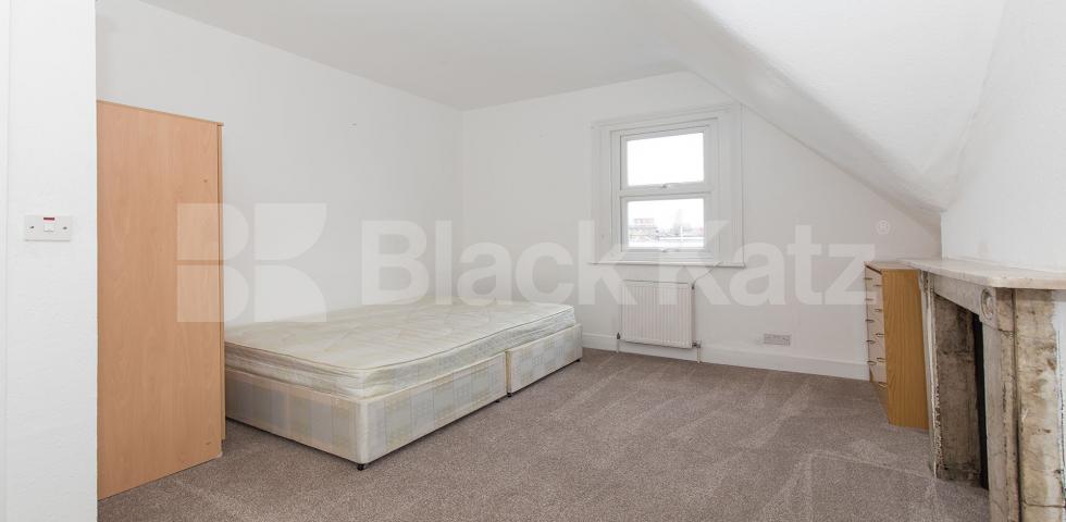 			Huge Two Bed Apartment !, 2 Bedroom, 1 bath, 1 reception Flat			 Green lanes, Turnpike Lane, N8